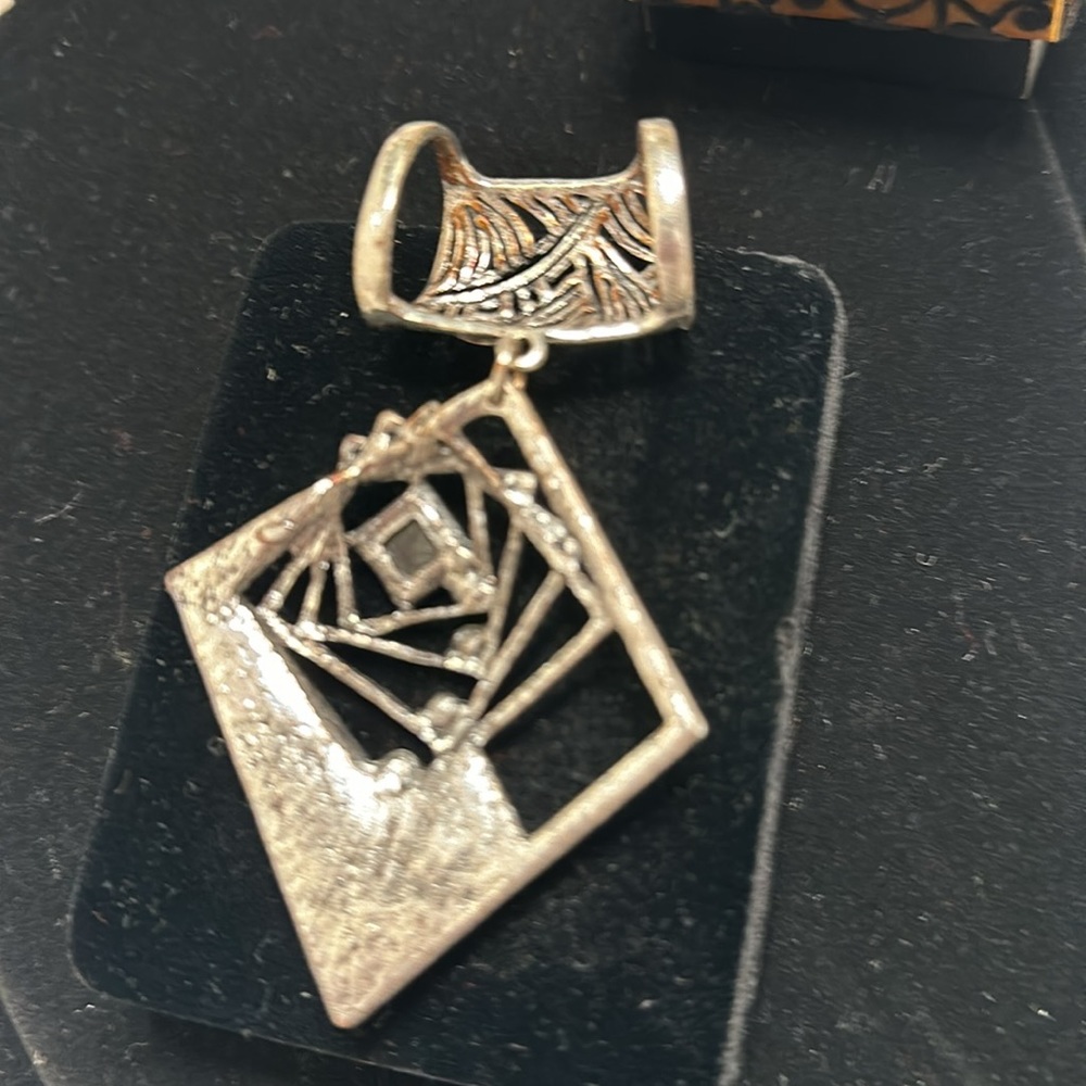 Gianni Bini (GB) Brutalist Scarf clip/Necklace dangle - Picture 5 of 5